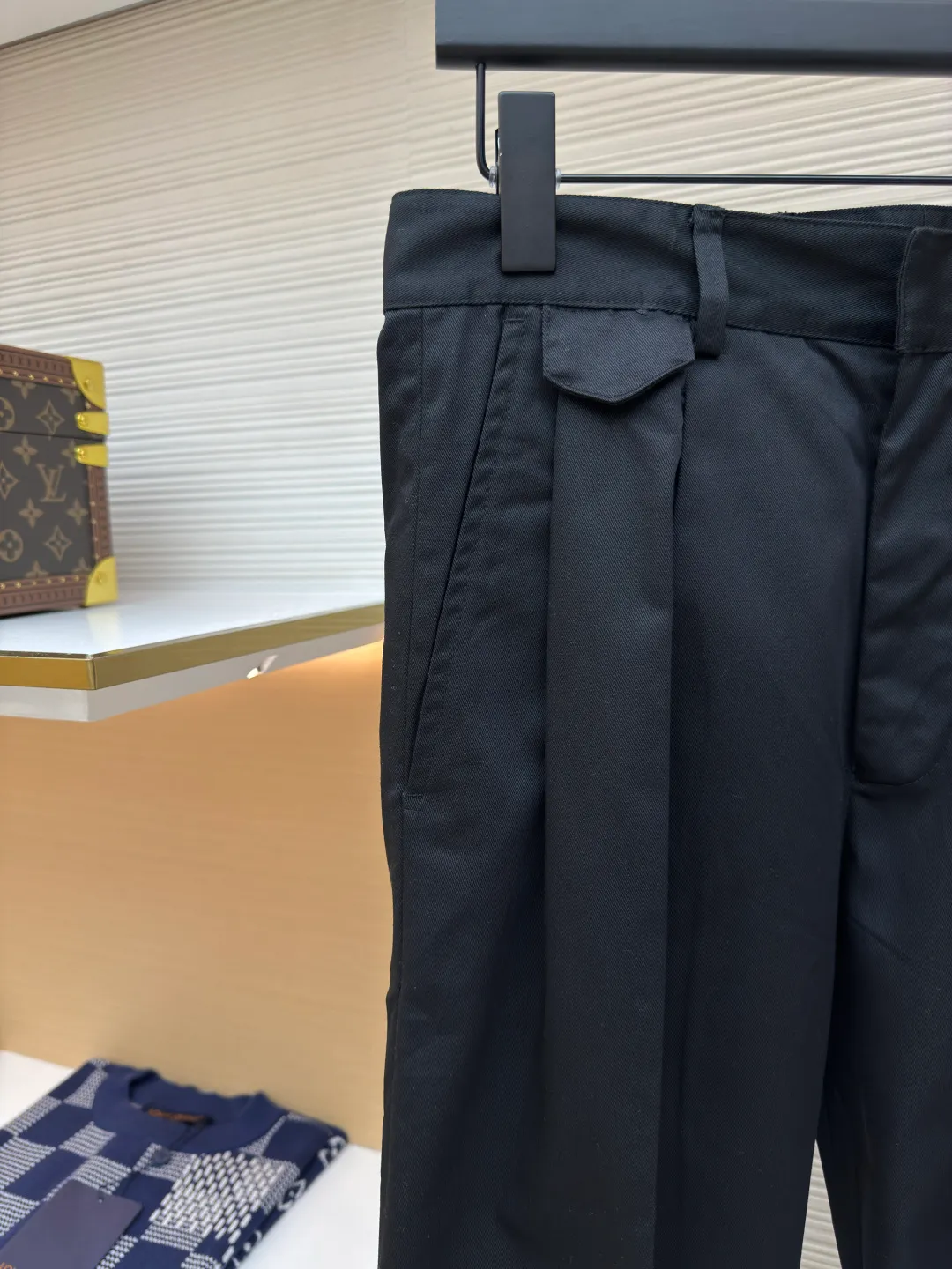 LOUIS VUITTON wool embroidered trousers ●Authentic product: purchased and developed by 10036 ●Item number: 1680059-B05 ●Fabric: wool fabric ●Technology: embroidery production ●Version: fitted version ●Weight: about 505 grams ●Size: 46-48-50-52 ●Description: Exclusive custom-woven twill fabric 30% wool blended trousers are more drapey Bag cover logo brand embroidery Customized emblem woven label, overall trousers workmanship, trousers pleats and perm marks are perfectly restored in three dimensions. The overall wiring is straight and delicate, the fabric is comfortable and soft, and the color is consistent without color difference. It can be matched with the same style to create a fashionable look and control various occasions. Customized accessories, complete with three standards, same style for men and women!